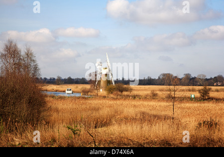 Eine Szene auf den Norfolk Broads des Flusses Ant und Turf Moor-Mühle bei wie Hill, Ludham, Norfolk, England, Vereinigtes Königreich. Stockfoto