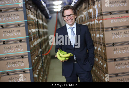 Markus Mosa, Vorstandsvorsitzender der Edeka AG, hält einige Bananen während ein Presse-Datum auf die Banane Reife Anlage nach eine jährlichen Presse Talkj bei EDEKA Frucht Umgang mit Zentrum Nord in Hamburg, Deutschland, 29. April 2013 führt. Foto: CHRISTIAN CHARISIUS Stockfoto