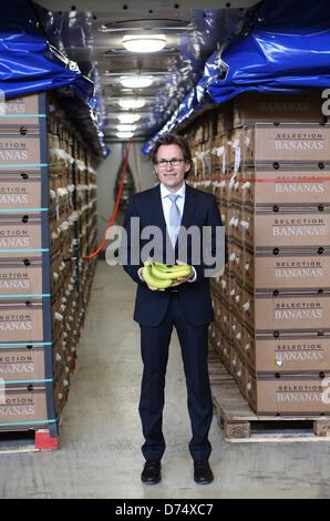 Markus Mosa, Vorstandsvorsitzender der Edeka AG, hält einige Bananen während ein Presse-Datum auf die Banane Reife Anlage nach eine jährlichen Presse Talkj bei EDEKA Frucht Umgang mit Zentrum Nord in Hamburg, Deutschland, 29. April 2013 führt. Foto: CHRISTIAN CHARISIUS Stockfoto