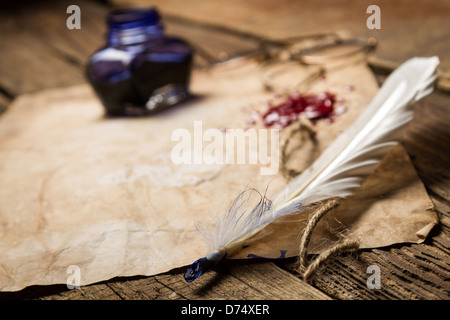 Nahaufnahme einer Feder liegen auf alten Blatt Papier Stockfoto