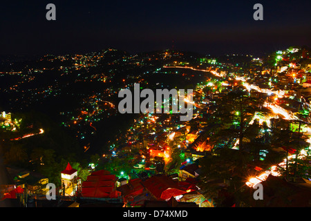 Häuser auf einem Hügel beleuchtet in der Nacht, Shimla, Himachal Pradesh, Indien Stockfoto