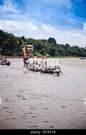 Schlange Bootsrennen auf Pampa Fluß an Onam Festival, Aranmula, Kerala, Indien Stockfoto