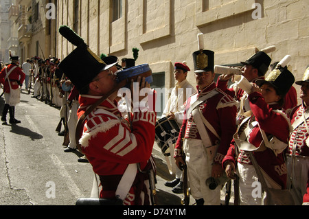 Maltesische Männer, die als französische Garnisonssoldaten verkleidet sind, nehmen an der historischen Nachstellung des Ansturms der Franzosen unter Napoleon (1798-1800) und der Ankunft der Engländer Teil, die während des maltesischen Karnevals auf der Insel Malta die Franzosen schlugen Stockfoto