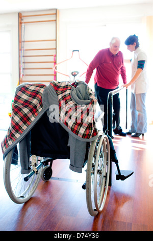 Diabetische Greis, die eine Beinamputation in funktionelle Rehabilitation-Sitzung mit einem Physiotherapeuten unterzogen. Stockfoto