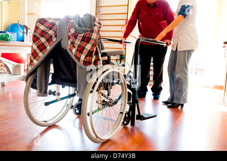 Diabetische Greis, die eine Beinamputation in funktionelle Rehabilitation-Sitzung mit einem Physiotherapeuten unterzogen. Stockfoto