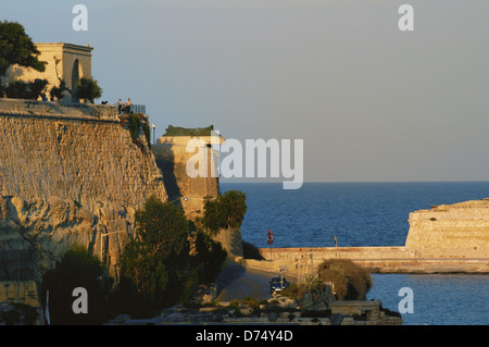 Blick auf die Befestigung der unteren Barrakka Gärten in Valletta und Osten mole Fort Ricasoli in Kalkara, Malta Stockfoto