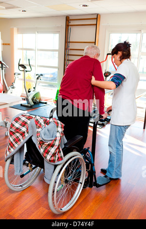 Diabetische Greis, die eine Beinamputation in funktionelle Rehabilitation-Sitzung mit einem Physiotherapeuten unterzogen. Stockfoto