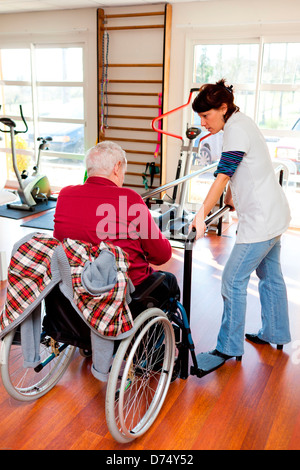 Diabetische Greis, die eine Beinamputation in funktionelle Rehabilitation-Sitzung mit einem Physiotherapeuten unterzogen. Stockfoto