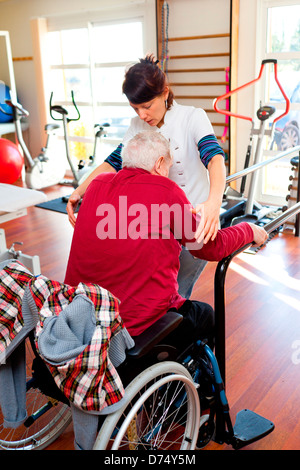 Diabetische Greis, die eine Beinamputation in funktionelle Rehabilitation-Sitzung mit einem Physiotherapeuten unterzogen. Stockfoto