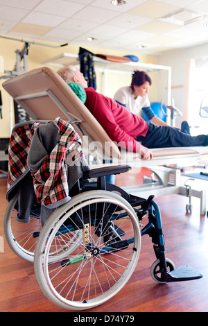 Diabetische Greis, die eine Beinamputation in funktionelle Rehabilitation-Sitzung mit einem Physiotherapeuten unterzogen. Stockfoto