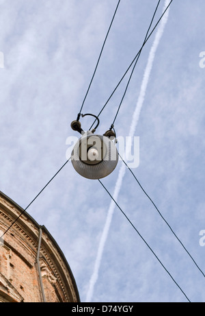 Straßenlaterne und Kondensstreifen Stockfoto