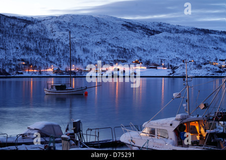 Blaue Stunde in Kvaløyvågen, einem Fischerdorf in der Nähe von Tromsø, in norwegischen Fjorden. Stockfoto