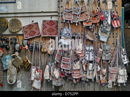 Taschen zum Verkauf in Medina von Fès Stockfoto