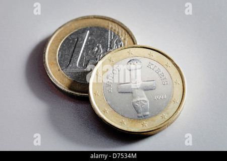 Zwei 1-Euro-Münzen aus Zypern. Stockfoto