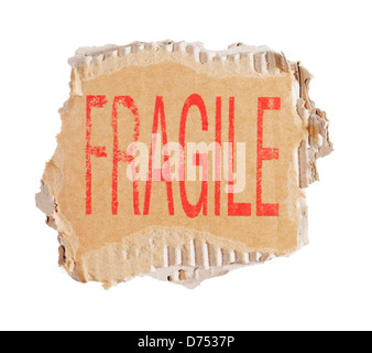 Fragile Wort auf ein Stück braunen Wellpappe gestempelt. Stockfoto