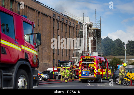Feuerwehrleute und Feuerwehrfahrzeuge im Schauplatz der National Library of Wales Feuer 26. April 2013 Stockfoto