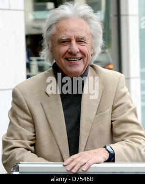 Schweizer Kabarettist Emil Steinberger posiert in Düsseldorf, 29. April 2013. Steinberger wird sein Programm "Drei Engel" vom 30. April bis 11. Mai 2013 in Düsseldorf durchführen. Foto: HORST OSSINGER Stockfoto