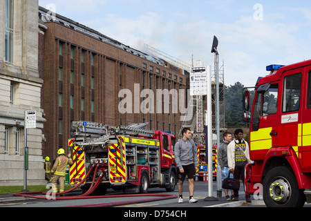 Feuerwehrleute und Studenten an der Szene der National Library of Wales Feuer 26. April 2013 Stockfoto