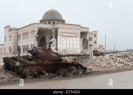 Zerstörten Moschee und einen verbrannten Panzer, Azaz, Syrien Stockfoto