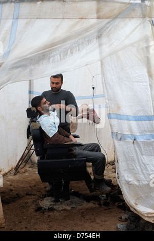 Einen Friseur in das Flüchtlingslager Azaz Camp, Syrien Stockfoto