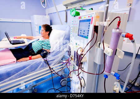 Hämodialyse. Patienten in Hämodialyse-Behandlung. Krankenhaus von Limoges, Frankreich. Stockfoto