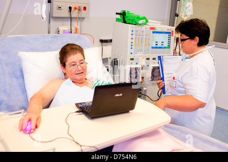 Hämodialyse. Patienten in Hämodialyse-Behandlung. Krankenhaus von Limoges, Frankreich. Stockfoto