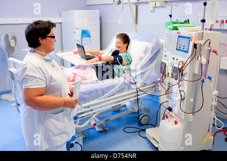 Hämodialyse. Patienten in Hämodialyse-Behandlung. Krankenhaus von Limoges, Frankreich. Stockfoto