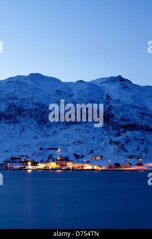 Blaue Stunde in Kvaløyvågen, ein Fischerdorf in norwegischen Fjorden. Stockfoto