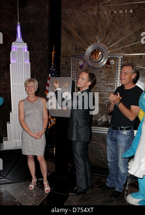 Veronique Culliford, Neil Patrick Harris und Regisseur Raja Gosnell einerseits für das Umschalten der Ampel auf das Empire State Building Stockfoto