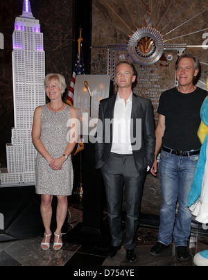 Veronique Culliford, Neil Patrick Harris und Regisseur Raja Gosnell einerseits für das Umschalten der Ampel auf das Empire State Building Stockfoto