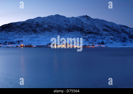 Blaue Stunde in Kvaløyvågen, ein Fischerdorf in norwegischen Fjorden. Stockfoto