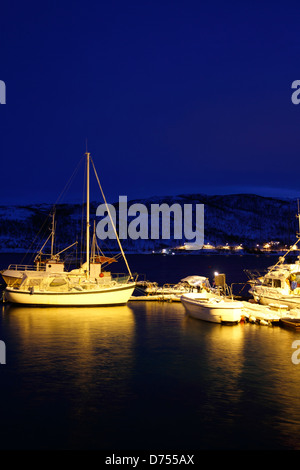 Übernachtung in Kvaløyvågen, ein Fischerdorf in norwegischen Fjorden. Stockfoto