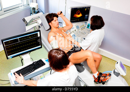 Mann in der Stress-Echokardiographie, eine Herz-Ultraschall durchgeführt, bei Stress. Krankenhaus von Limoges, Frankreich. Stockfoto