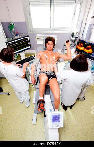 Mann in der Stress-Echokardiographie, eine Herz-Ultraschall durchgeführt, bei Stress. Krankenhaus von Limoges, Frankreich. Stockfoto