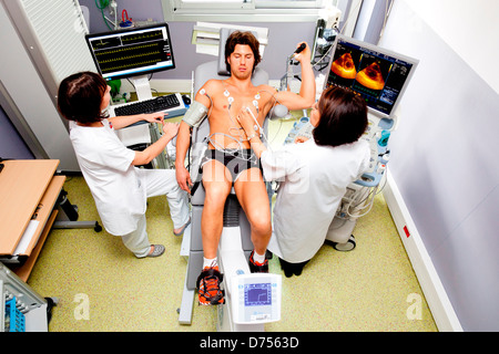 Mann in der Stress-Echokardiographie, eine Herz-Ultraschall durchgeführt, bei Stress. Krankenhaus von Limoges, Frankreich. Stockfoto