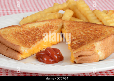 Closeup gegrillter Käse mit Ketchup Fokus auf ketchup Stockfoto