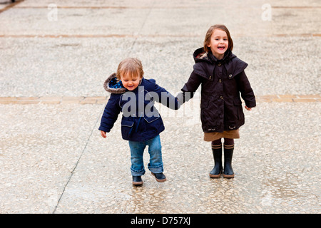 18 Monate und 4 Jahre alten Schwestern. Stockfoto