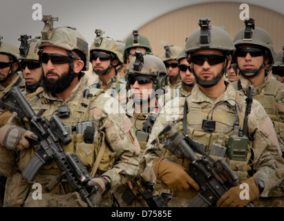 Afghanischen Special Operations Soldaten während einer Zeremonie vor dem Einsatz auf dem Schlachtfeld 13. Februar 2013 in Kabul, Afghanistan. Stockfoto