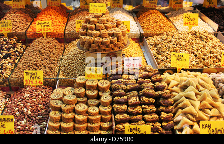 Süßigkeiten und Nüssen auf den Straßenmärkten in Istanbul Stockfoto