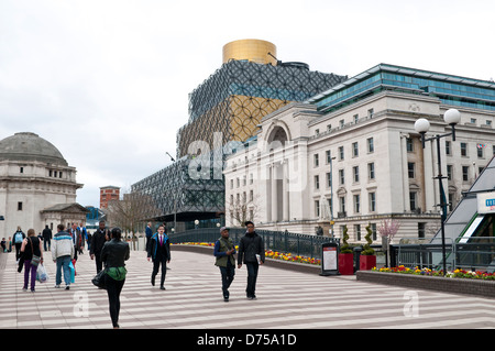 Menschen, Baskerville House und die neue Zentralbibliothek, Centenary Square, Birmingham, UK Stockfoto