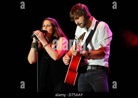 Hillary Scott, Dave Haywood Lady Antebellum führt live im Konzert an Land Donner Twin Lakes, Wisconsin - 21.07.11 Stockfoto