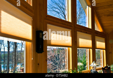 Große Fenster in einem Haus zeigt die Fenster-Behandlungen. Stockfoto