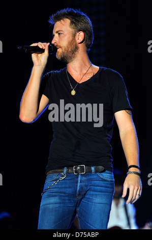 Charles Kelley Lady Antebellum führt live im Konzert an Land Donner Twin Lakes, Wisconsin - 21.07.11 Stockfoto