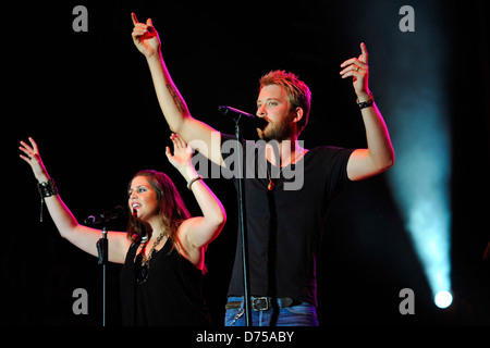Hillary Scott, Charles Kelley Lady Antebellum führt live im Konzert an Land Donner Twin Lakes, Wisconsin - 21.07.11 Stockfoto