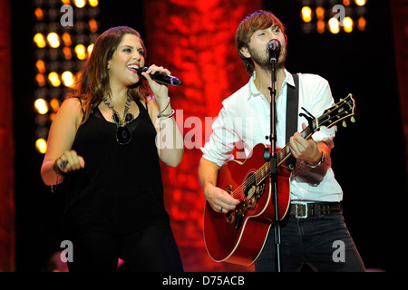 Hillary Scott und Dave Haywood Lady Antebellum führt live im Konzert an Land Donner Twin Lakes, Wisconsin - 21.07.11 Stockfoto