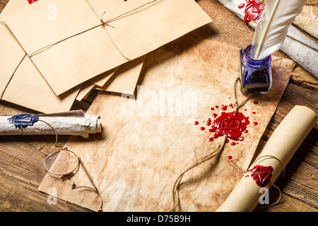 Alten Rollen Papier, Gläser und blaue Tinte in das Tintenfass Stockfoto