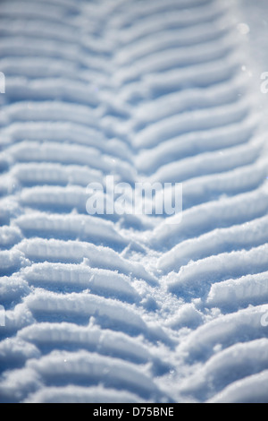 Winter Autoreifen Spuren im Schnee Stockfoto