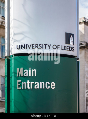 Anmeldung vor dem Haupteingang zum Campus University of Leeds, Leeds, West Yorkshire, Großbritannien Stockfoto