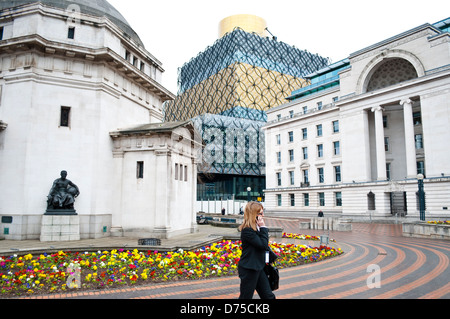 Halle der Erinnerung mit Baskerville Haus und die neue Zentralbibliothek hinter It, Centenary Square, Birmingham, UK Stockfoto