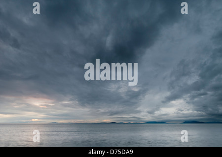 Stürmischer Sonnenuntergang am Joseph Whidbey State Park, Whidbey Island, Washington, USA Stockfoto